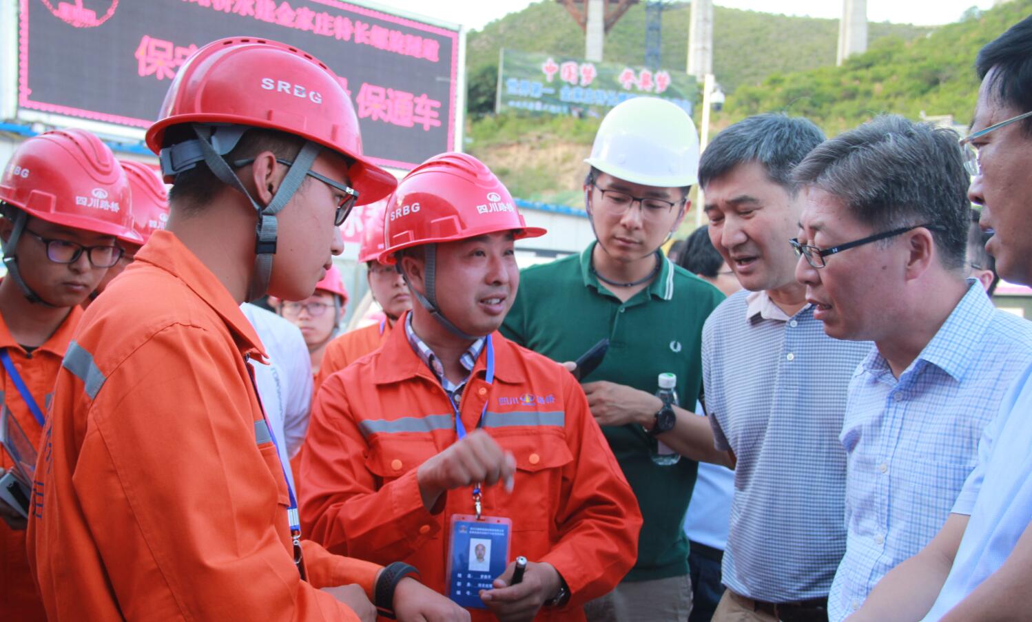 校企聯合新路徑 科研創新上新階 ——川交路橋公司組織召開無人駕駛壓路機技術科研創新項目第二階段技術總結研討會