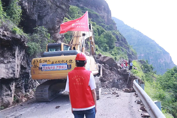 搶通“受阻道路” 守護“平安出行”